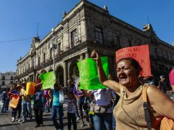 Los comerciantes marcharon hoy en el Centro Histórico de Guadalajara causando múltiples cierres viales.  /