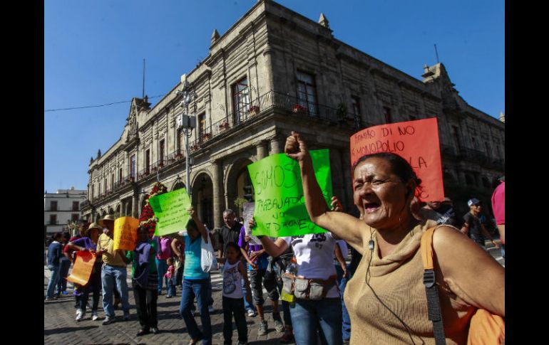 Los comerciantes marcharon hoy en el Centro Histórico de Guadalajara causando múltiples cierres viales.  /