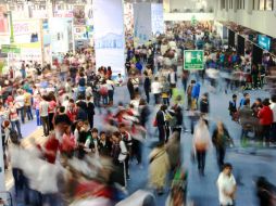 Los pasillos de la feria lucía atiborrados.  /