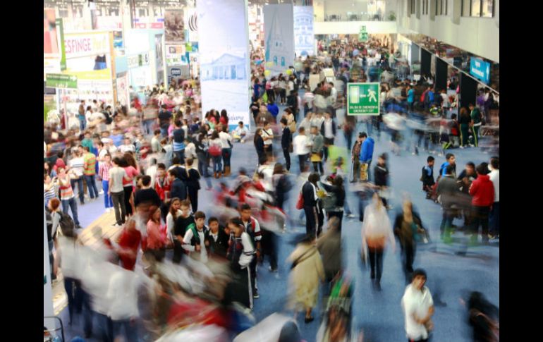 Los pasillos de la feria lucía atiborrados.  /