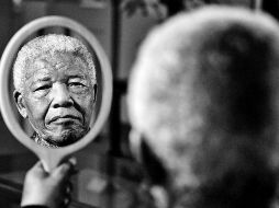 Mandela observa su rostro reflejado en un espejo. El retrato fue comprado el 13 de septiembre de 2011 por un coleccionista privado.  /