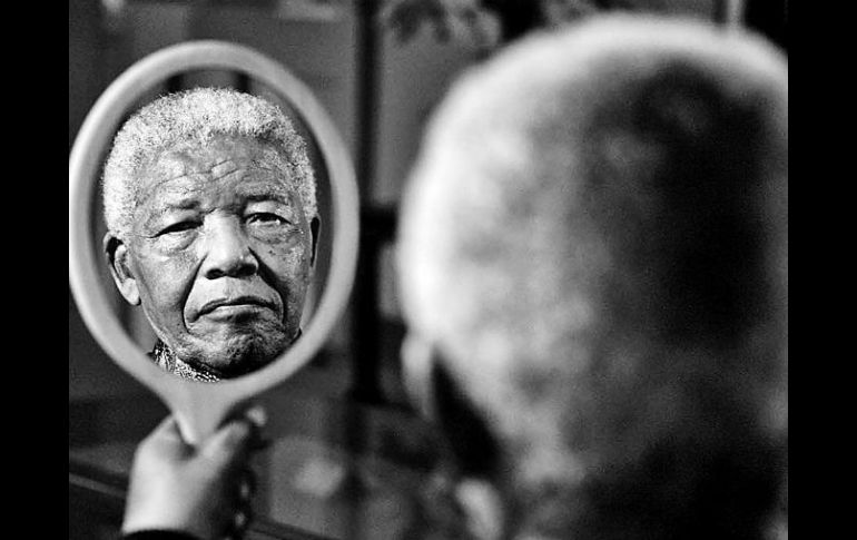 Mandela observa su rostro reflejado en un espejo. El retrato fue comprado el 13 de septiembre de 2011 por un coleccionista privado.  /