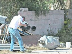 Un camarógrafo filma el cabezal que contiene el cobalto 60; recuperarlo requiere de un operativo especial que durará días. AP /