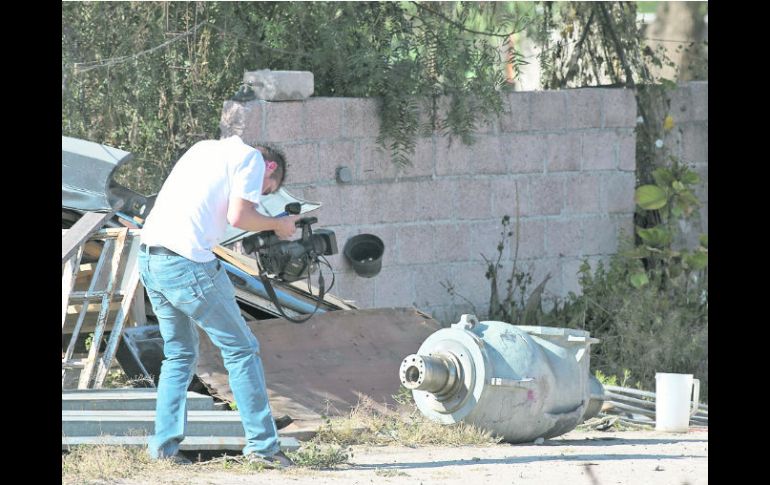 Un camarógrafo filma el cabezal que contiene el cobalto 60; recuperarlo requiere de un operativo especial que durará días. AP /