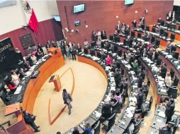 Aspecto de una sesión en el Senado. Ayer los miembros del colectivo por la defensa del petróleo escasearon afuera del recinto. NTX /