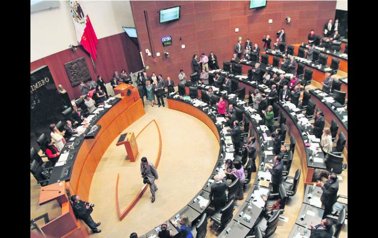 Aspecto de una sesión en el Senado. Ayer los miembros del colectivo por la defensa del petróleo escasearon afuera del recinto. NTX /