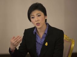 La primer ministro Yingluck Shinawatra hai, habla durante una entrevista con medios de comunicación extranjeros. AP /