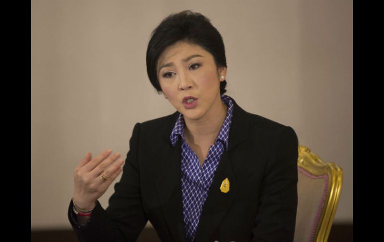 La primer ministro Yingluck Shinawatra hai, habla durante una entrevista con medios de comunicación extranjeros. AP /