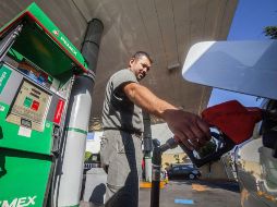 Los automovilistas comenzaron a pagar un poco más por cada litro de gasolina el día de hoy. ARCHIVO /