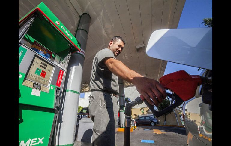 Los automovilistas comenzaron a pagar un poco más por cada litro de gasolina el día de hoy. ARCHIVO /