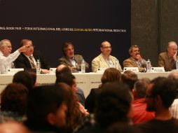 Los panelistas durante la proyección de fotografìas de González y González en la FIL Guadalajara 2013.  /