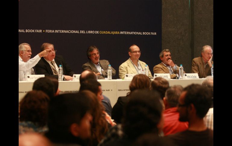 Los panelistas durante la proyección de fotografìas de González y González en la FIL Guadalajara 2013.  /