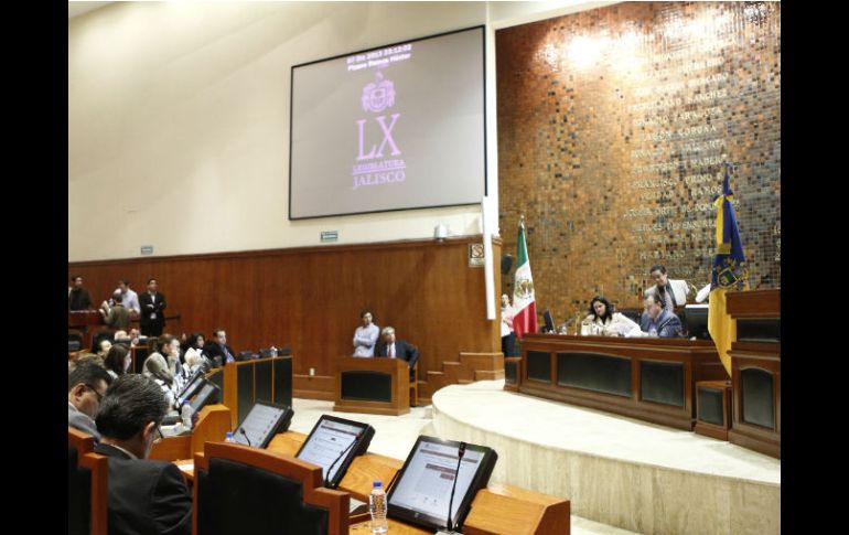 La sesión en el Congreso se prolongó hasta las 4:30 de este domingo.  /