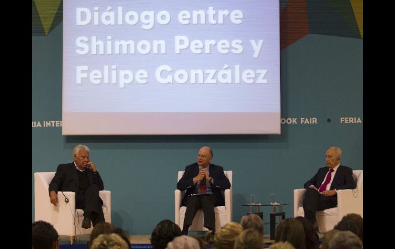 ''El Mercurio'' aplaudió el diálogo entre el presidente israelí Shimon Peres y el ex mandatario español Felipe González.  /