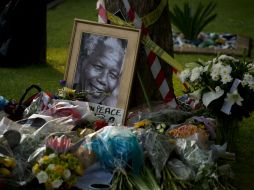 Recuerdan a Nelson Mandela con flores y pancartas. AFP /