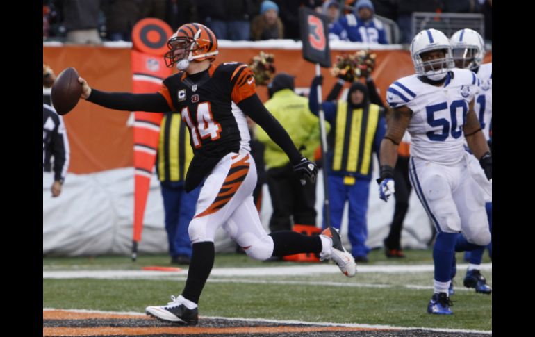 Andy Dalton tuvo cuatro anotaciones en total, tres por aire y una en un acarreo de ocho yardas. AP /