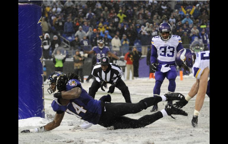 Marlon Brown cae dentro de la zona de anotación en los últimos instantes del encuentro frente a los Vikingos. AP /