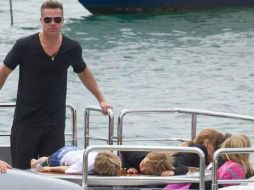 Brad Pitt durante el paseo con sus hijos y esposa. Tomada de:@LaChotaDeRob en Twitter. ESPECIAL /