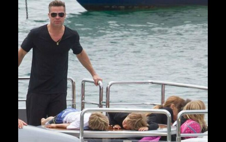 Brad Pitt durante el paseo con sus hijos y esposa. Tomada de:@LaChotaDeRob en Twitter. ESPECIAL /