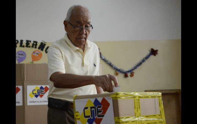 Los primeros resultados oficiales parciales serán dados a conocer oficialmente tres horas después del cierre de las mesas electorales. AFP /