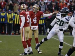 Phil Dawson (9) es felicitado por Andy Lee (4) tras haber conseguido el gol de campo del triunfo. AP /