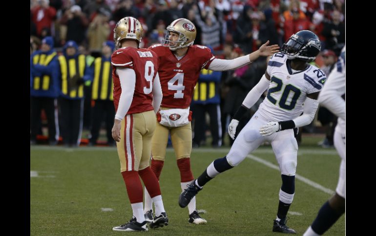 Phil Dawson (9) es felicitado por Andy Lee (4) tras haber conseguido el gol de campo del triunfo. AP /