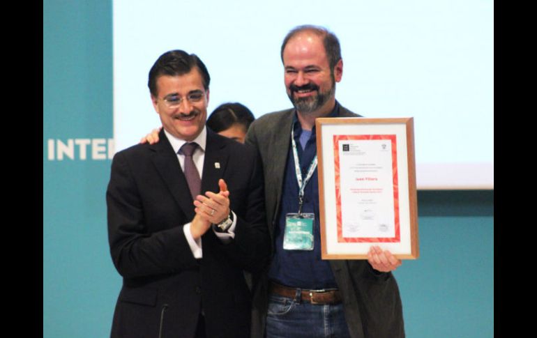 El periodista Juan Villoro (d) con el rector general de la Universidad de Guadalajara, Tonatiuh Bravo Padilla (i).  /