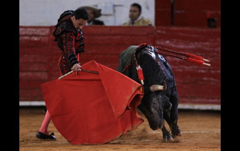 El torero mexicano Fermín Spinola lidia su primer toro de la tarde ''Pardillo'' de 476 kg. EFE /