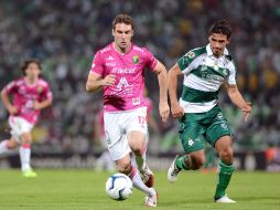 Mauro Boselli (centro) fue el encargado de dar rumbo a la clasificación del León a la final. EFE /