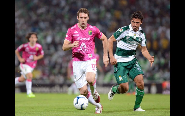 Mauro Boselli (centro) fue el encargado de dar rumbo a la clasificación del León a la final. EFE /