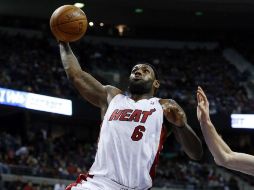 LeBron James durante el partido contra los Pistons de Detroit. AP /