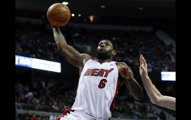 LeBron James durante el partido contra los Pistons de Detroit. AP /