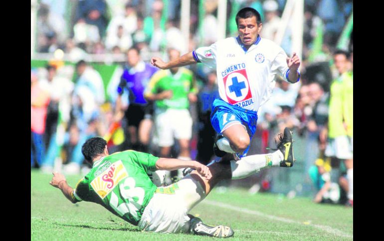 Carlos Turrubiates (58) del León se barre ante Julio César Yegros en la última final de Liga disputada por La Fiera. MEXSPORT /