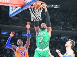 Jared Sullinger clava la bola ante la marca de Iman Shumpert (21) y Andrea Bargnani. AP /