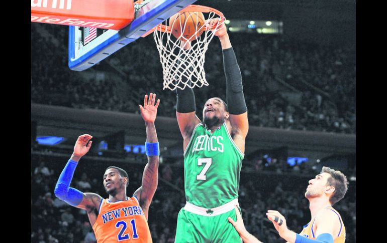 Jared Sullinger clava la bola ante la marca de Iman Shumpert (21) y Andrea Bargnani. AP /