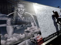 Fans de Paul Walker demuestran su cariño hacia el actor con sus firmas. EFE /