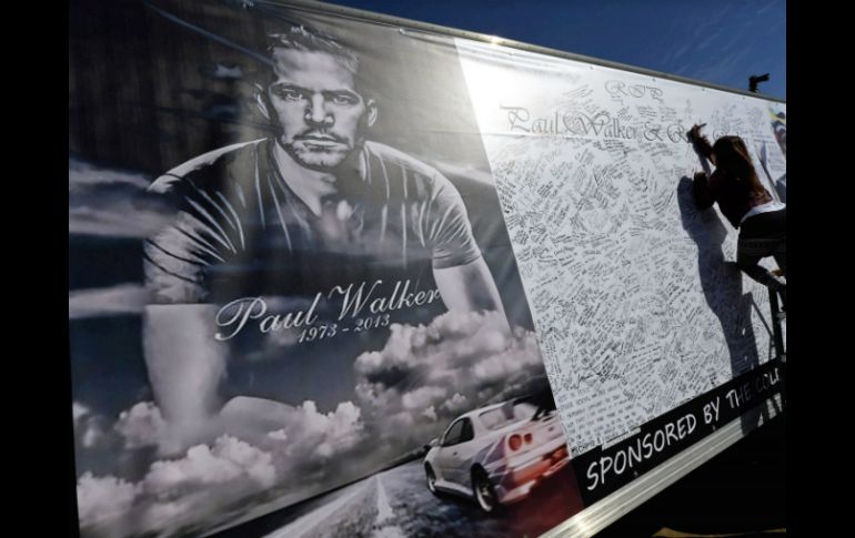 Fans de Paul Walker demuestran su cariño hacia el actor con sus firmas. EFE /