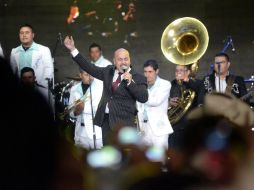 Lupillo Rivera, durante la serenata a su hermana Jenni Rivera. NTX /