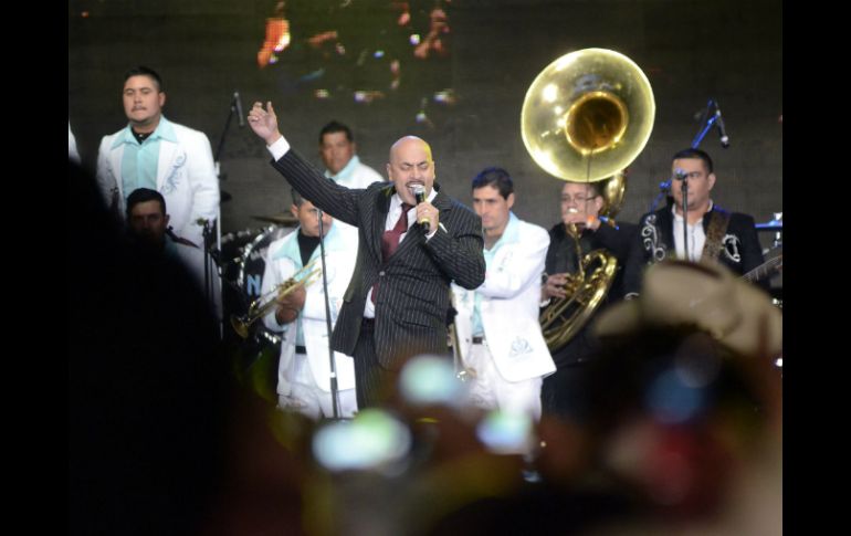 Lupillo Rivera, durante la serenata a su hermana Jenni Rivera. NTX /