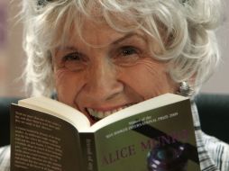 En representación de la Premio Nobel de Literatura, Alice Munro irá su hija Jeny Munro. ARCHIVO /