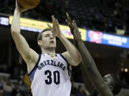 Jon Leuer hace un disparo enfrente de Victor Oladipo. AP /