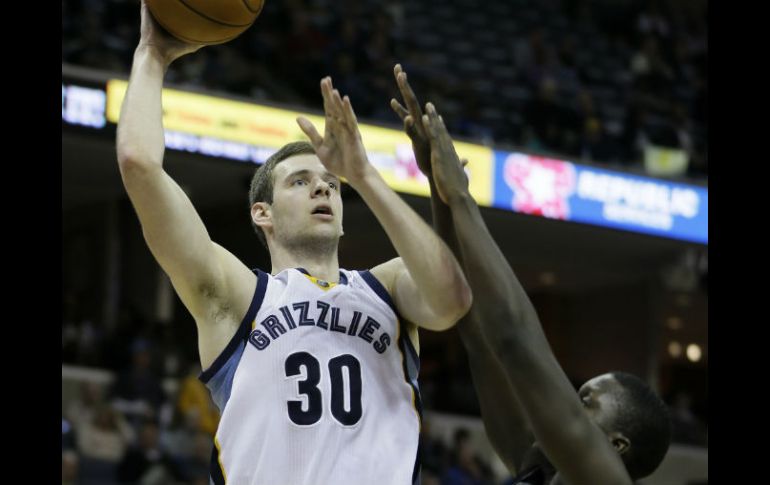 Jon Leuer hace un disparo enfrente de Victor Oladipo. AP /