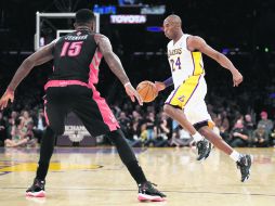 Kobe Bryant intenta driblar a Amir Johnson durante el juego del domingo AP /