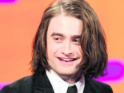 El actor inglés Daniel Radcliffe luce extensiones de cabello para su papel.  /