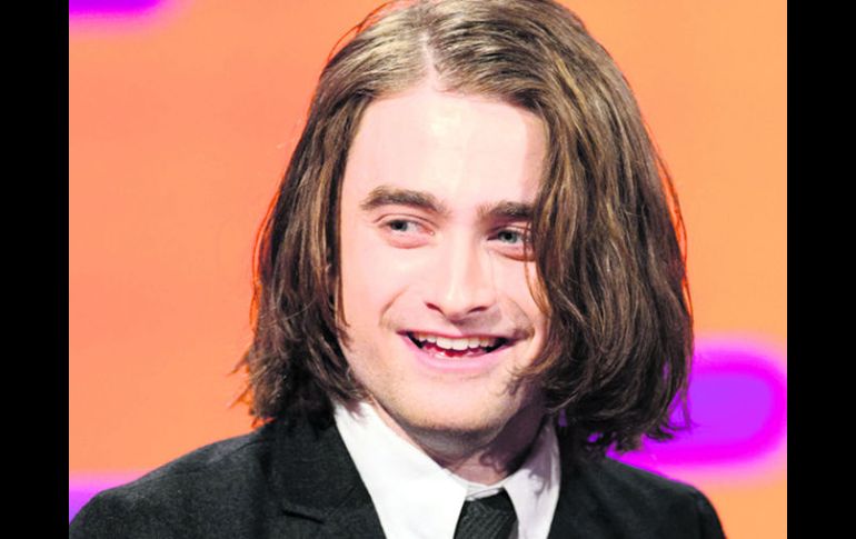 El actor inglés Daniel Radcliffe luce extensiones de cabello para su papel.  /