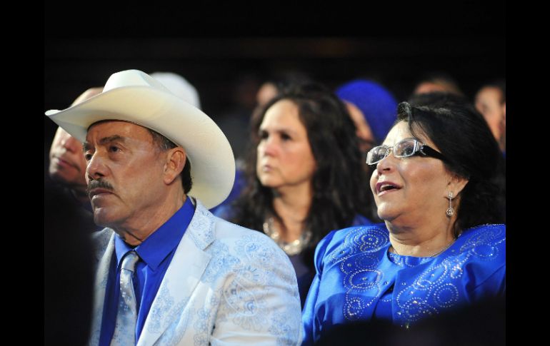 Los padres de la intérprete recuerdan a su hija fallecida en la Arena Monterrey. EFE /