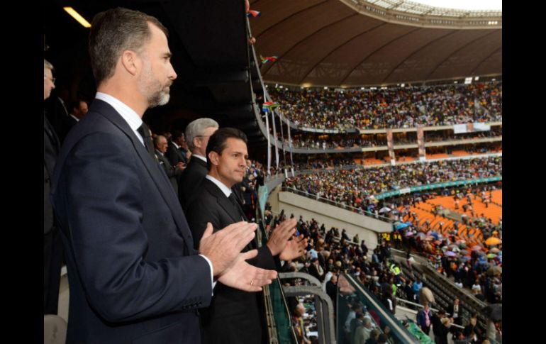 El Presidente Peña, junto con representantes de 91 naciones, asiste al homenaje a Nelson Mandela en el estadio FNB de Soweto. EFE /