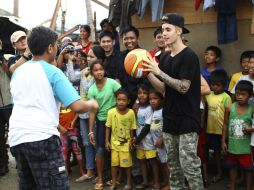 Justin Bieber fue bien recibido por la gente filipina. AP /