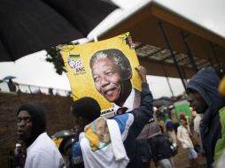 Nelson Mandela será recordado también en el mundo del futbol, del que era aficionado. AFP /