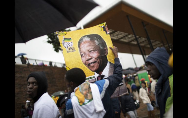 Nelson Mandela será recordado también en el mundo del futbol, del que era aficionado. AFP /